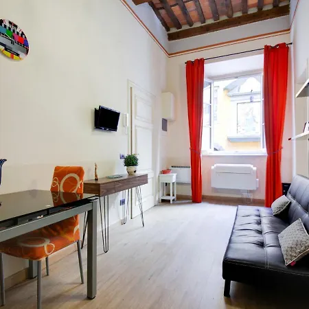 Mansion In Lucca Near Via Fillungo